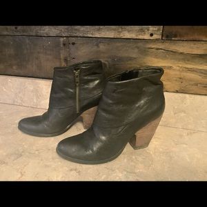 Nine West black leather bootie Sz 8.5